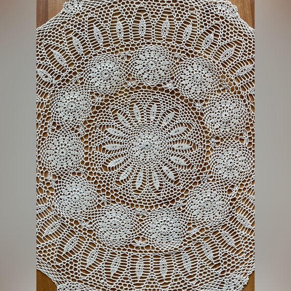 Hand crochet round table cloth - Picture 3 of 7